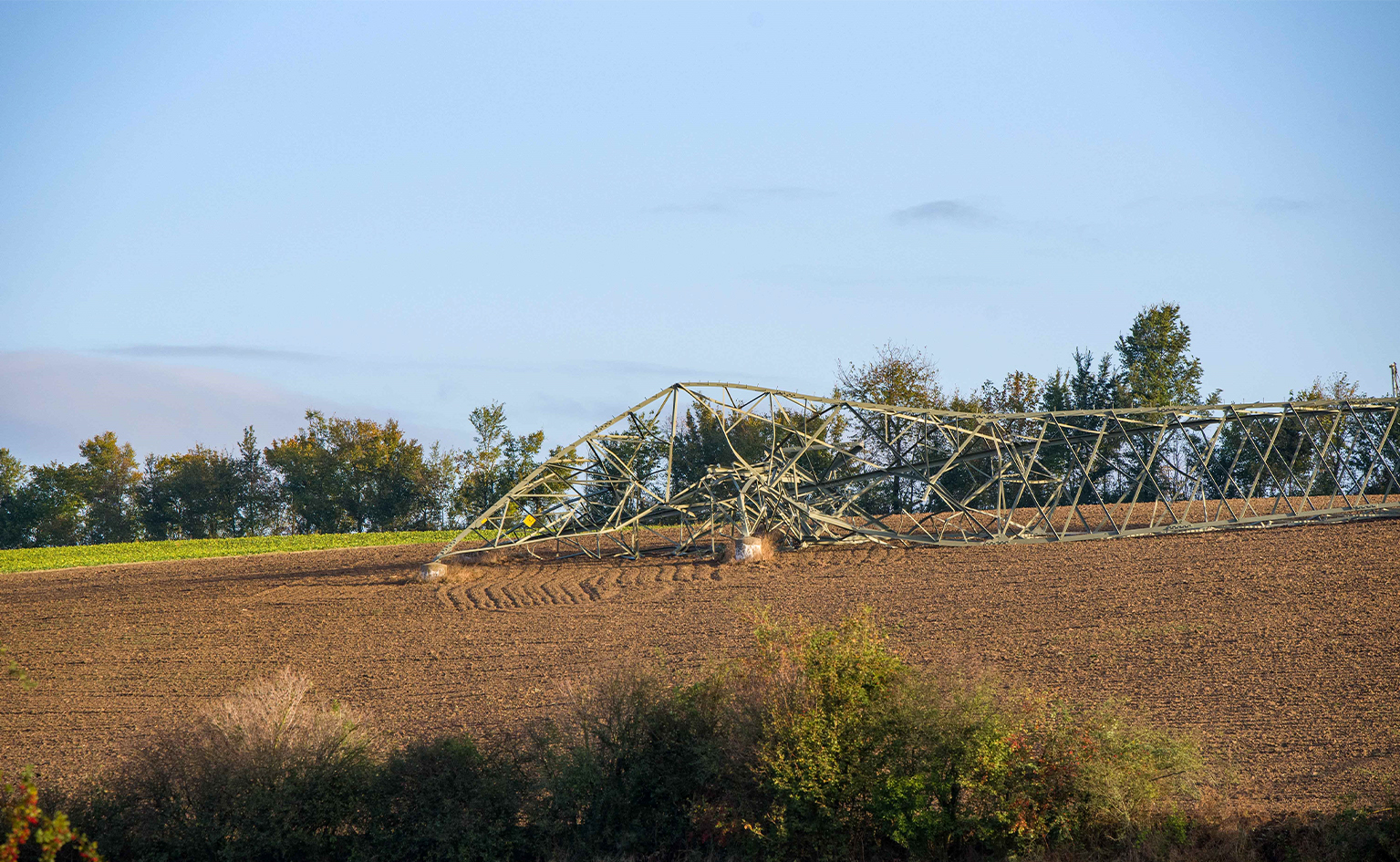 Einsatzlage: Umgeknickter Strommast auf freier Ackerfläche