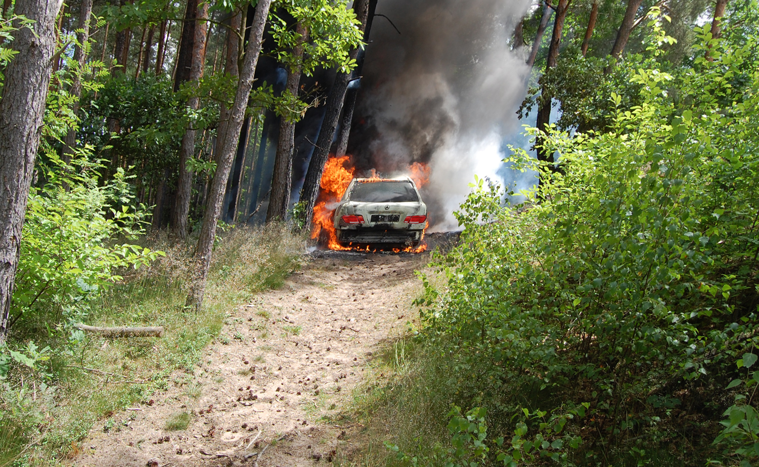 Einsatzlage: PKW-Brand Böschung